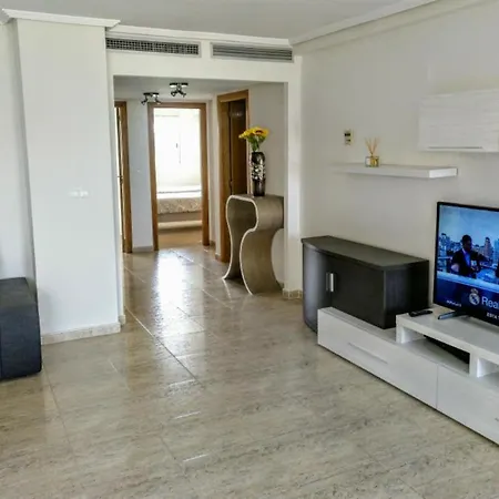 Bright Spacious 2 Bdr Apt, Near Arenal , + Free Parking *
