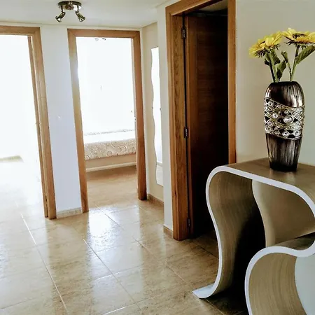 Apartment Bright Spacious 2 Bdr Apt, Near Arenal , + Free Parking *