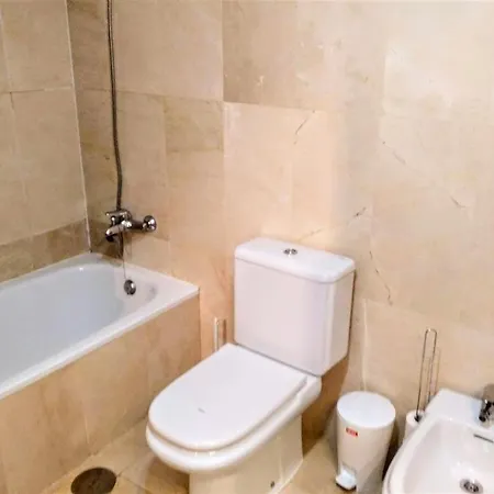 Bright Spacious 2 Bdr Apt, Near Arenal , + Free Parking Apartment