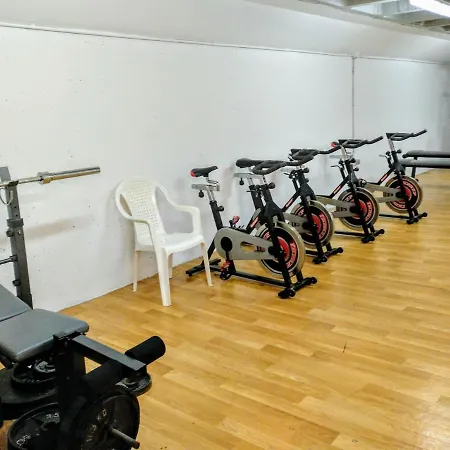 Bright Spacious 2 Bdr Apt, Near Arenal , + Free Parking *